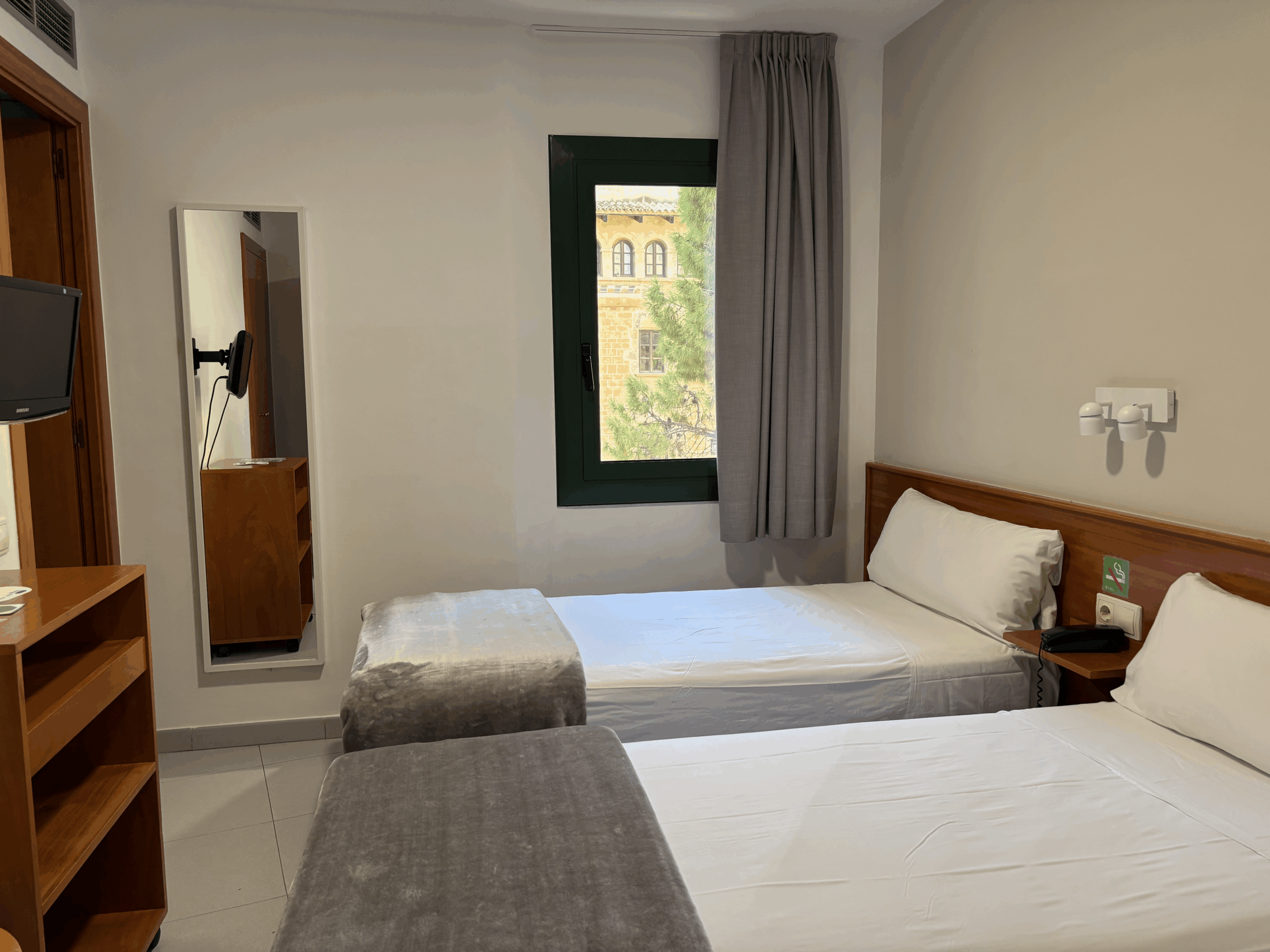 BASIC TWIN ROOM - HABITACI‡N DOBLE BµSICA 2 CAMAS(1)